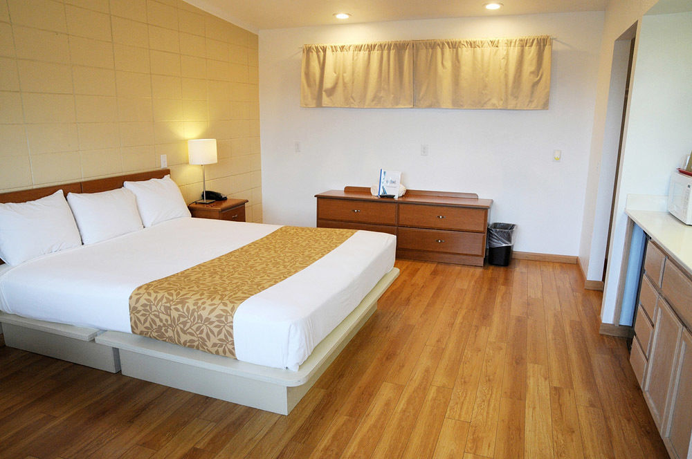 קת'דרל סיטי Ccbc Resort Hotel - A Gay Men'S Resort מראה חיצוני תמונה