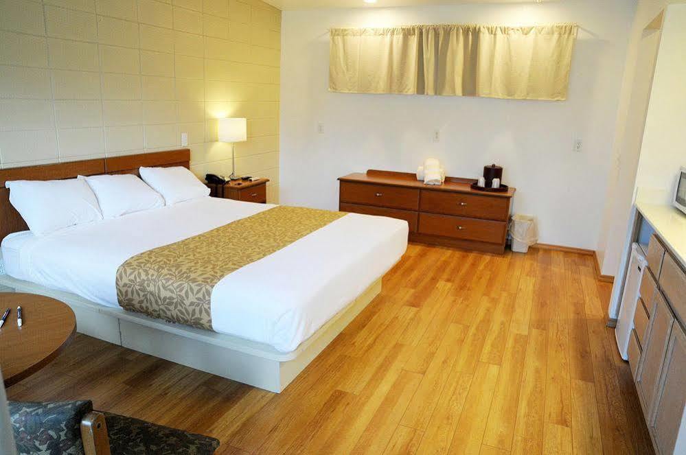 קת'דרל סיטי Ccbc Resort Hotel - A Gay Men'S Resort מראה חיצוני תמונה