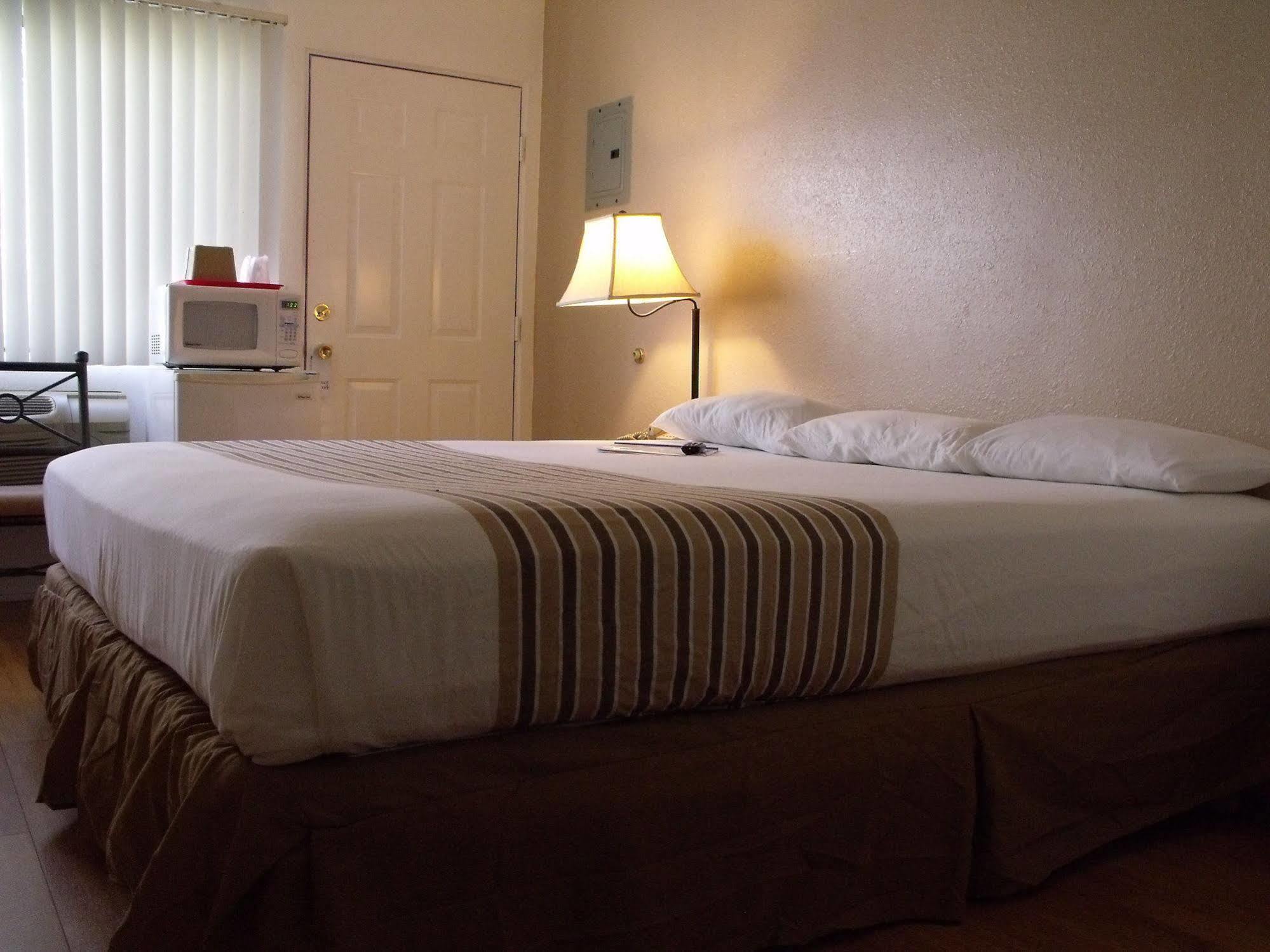 קת'דרל סיטי Ccbc Resort Hotel - A Gay Men'S Resort מראה חיצוני תמונה