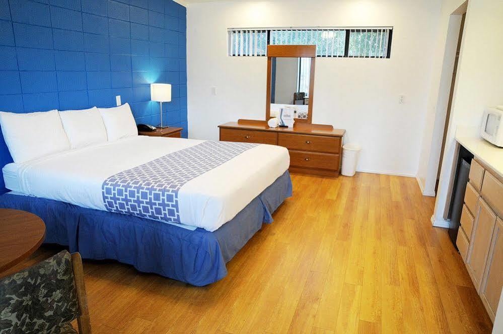 קת'דרל סיטי Ccbc Resort Hotel - A Gay Men'S Resort מראה חיצוני תמונה